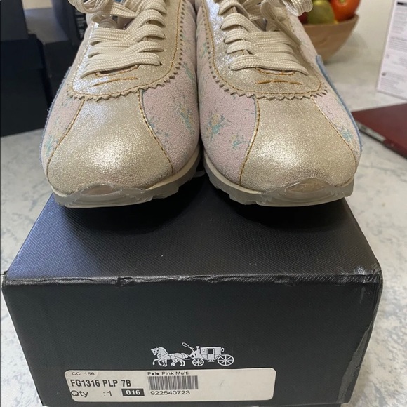 Coach C122 with Fringe Size 7B - Picture 8 of 10